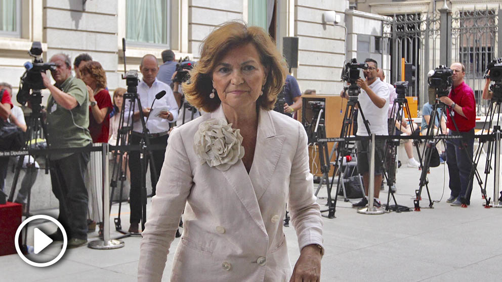 Carmen Calvo en el exterior del Congreso de los Diputados. (Foto: Francisco Toledo).