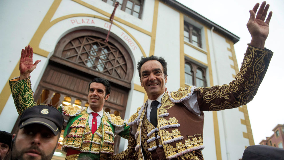 Los diestros Emilio de Justo (i) y Manuel Jesús «El Cid» (Foto: EFE)