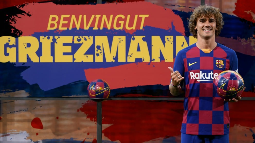 Griezmann posa con la camiseta del Barcelona. (AFP)