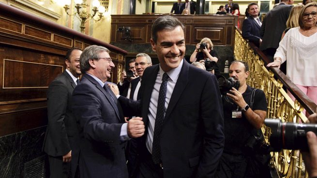 Nuevo bandazo de Sánchez: acudirá a la comparecencia de Calvo pese a no figurar en la agenda