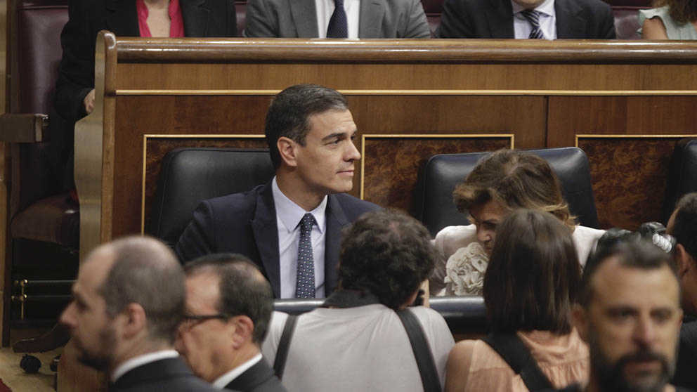 Pedro Sánchez en su escaño del Congreso de los Diputados. (Foto: Francisco Toledo).