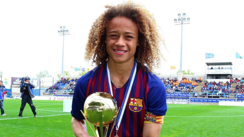 Xavi Simons levanta un trofeo con el Barcelona.