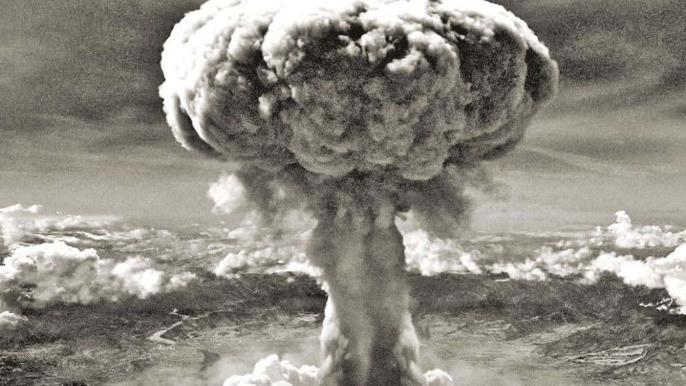 El 6 de agosto de 1945, se lanza la primera bomba atómica en Hiroshima.