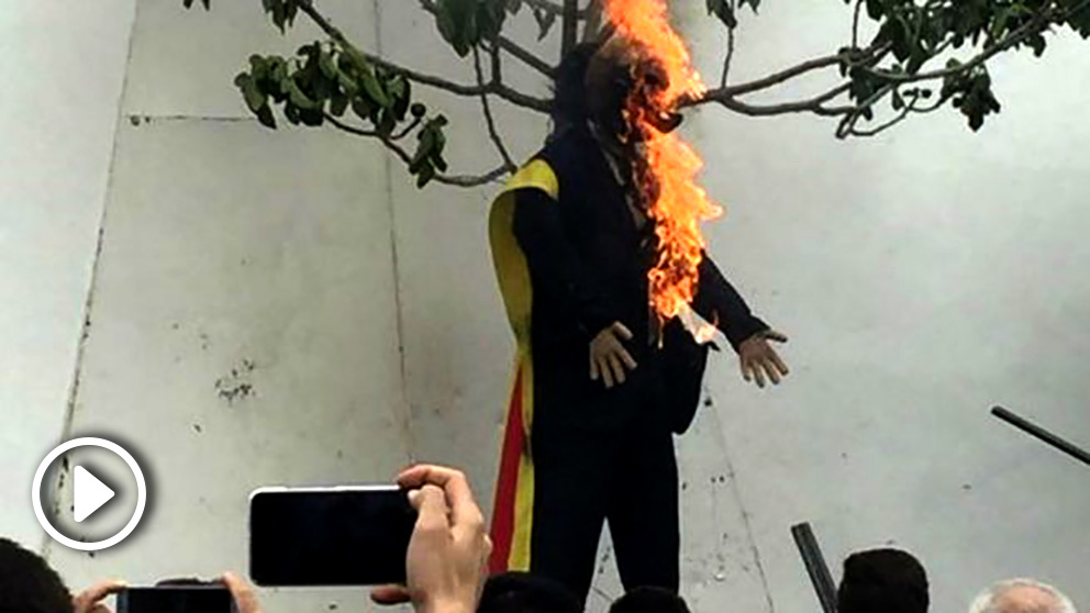 Muñeco de Puigdemont quemado en Coripe el pasado abril. (EP/TWITTER/MARTBE)
