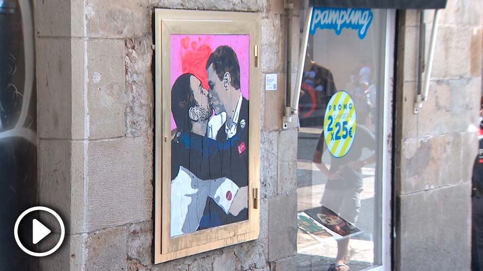 Graffiti con el beso de Iglesias y Sánchez en Barcelona