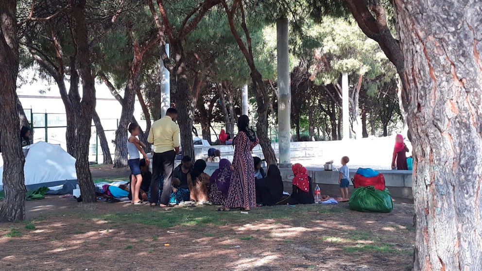 Integrantes del grupo de refugiados sirios que se ha instalado en el parque que rodea la mezquita de la M-30 en Madrid. Foto: EP