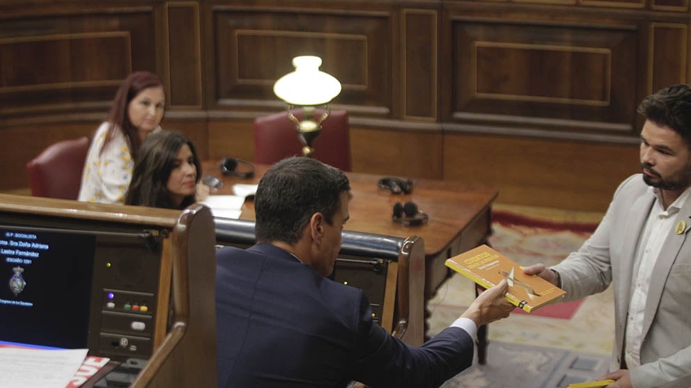 Rufián entrega a Sánchez un libro escrito en la cárcel por Junqueras. (Foto: Francisco Toledo).