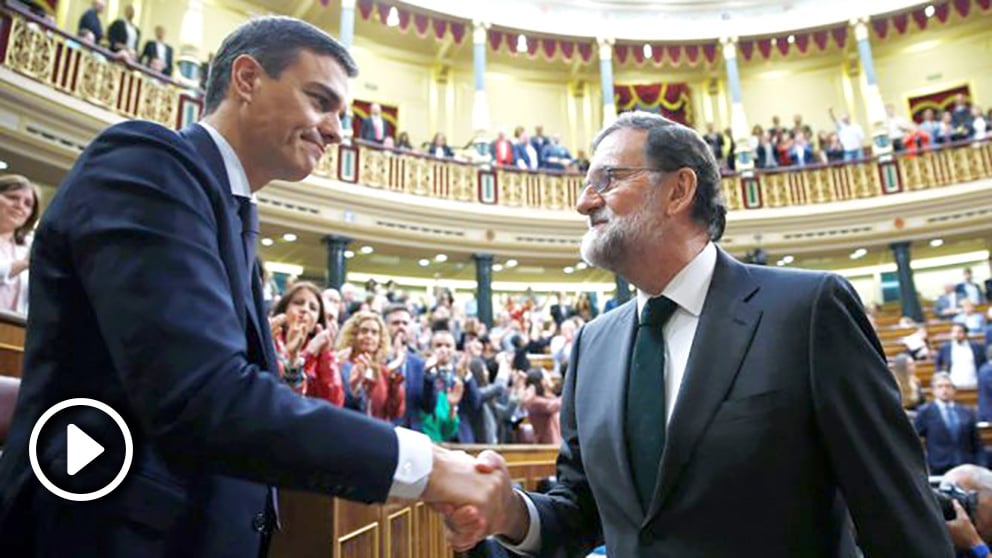 Mariano Rajoy felicita a Pedro Sánchez tras convertirse en presidente del Gobierno. (Foto: EFE)