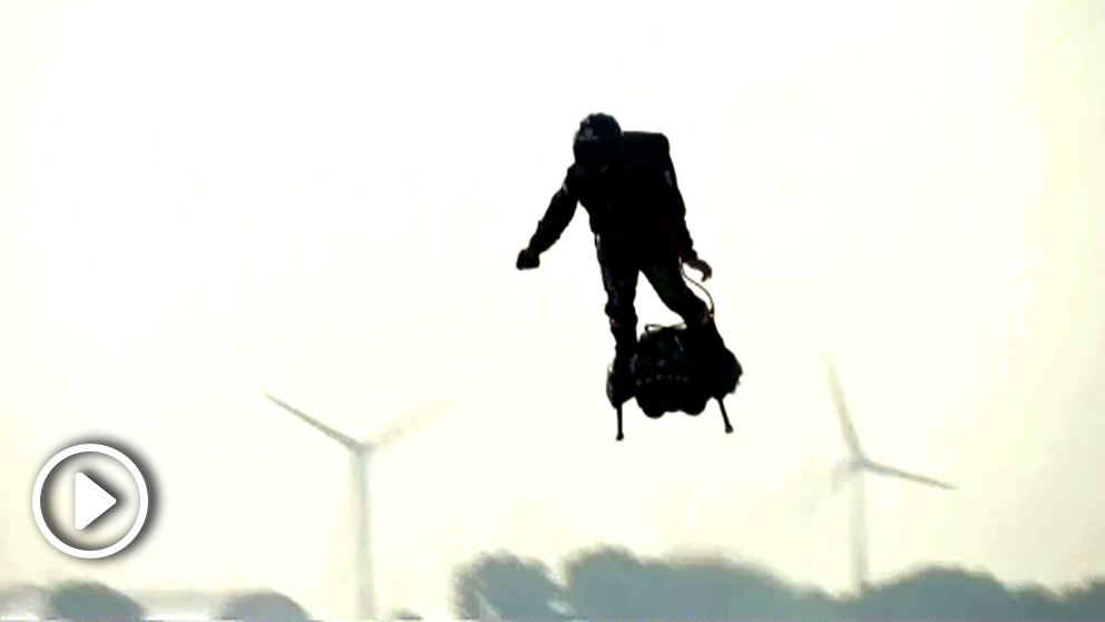 El inventor francés Franky Zapata sale volando en su ‘flyboard’ con destino Reino Unido. Foto: AFP