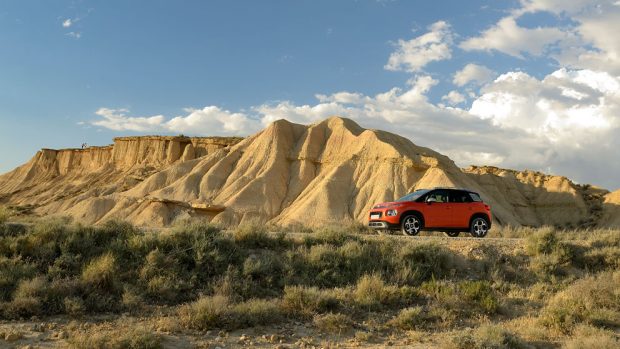 El Citröen SUV C3 Aircross, con sus curvas, contrastan con el paisaje casi marciano de las Bardenas Reales de Navarra. 