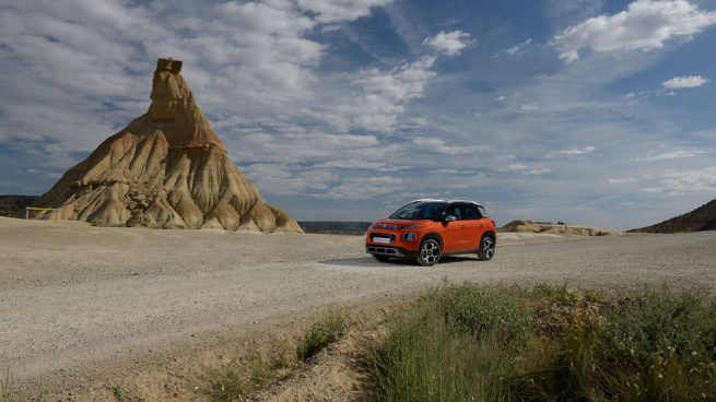 El Citröen SUV C3 Aircross, con sus curvas, contrastan con el paisaje casi marciano de las Bardenas Reales de Navarra.