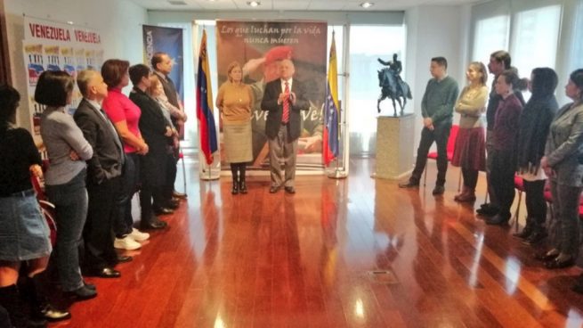 Dependencias de la embajada de Venezuela en Madrid con el embajador en el centro.