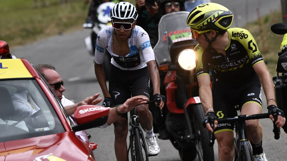 Egan Bernal, en el momento en que le comunican la suspensión de la etapa. (AFP)