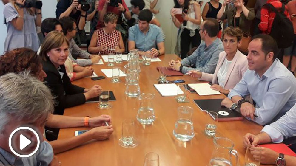 Los socialistas navarros (PSN), representantes de Geroa Bai y Podemos reunidos en el PArlamento de Navarra para repartirse el Gobierno foral. Foto: EP