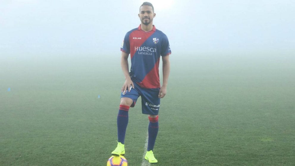 Yangel Herrera en su presentación con el Huesca (@YangelHerrera8)