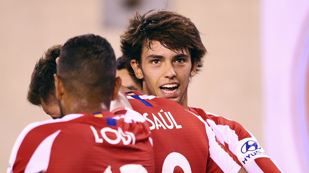 Joao Félix celebra un gol con sus compañeros. (AFP)