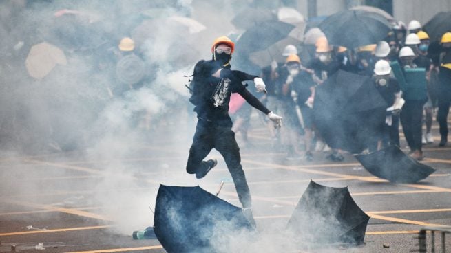 Miles de manifestantes desafían a la policía en Hong Kong con una protesta prohibida