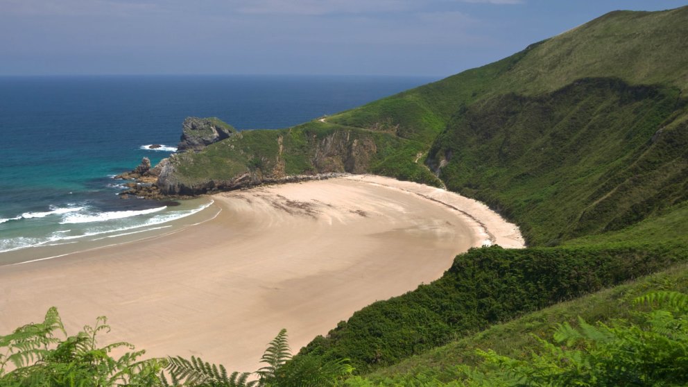 España cuenta con un gran número de playas nudistas muy interesantes