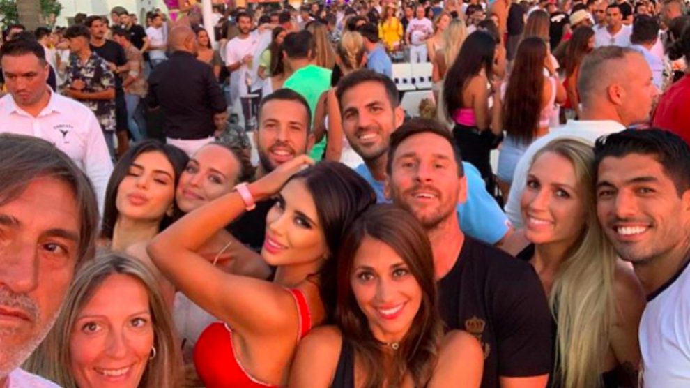 Leo Messi, Cesc Fábregas, Jordi Alba y Luis Suárez, de fiesta en Ibiza. (@daniellasemaan)