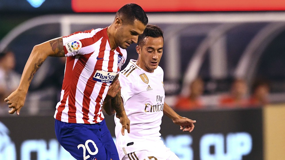 Vitolo pelea un balón con Lucas Vázquez durante el Real Madrid 3-7 Atlético. (AFP)