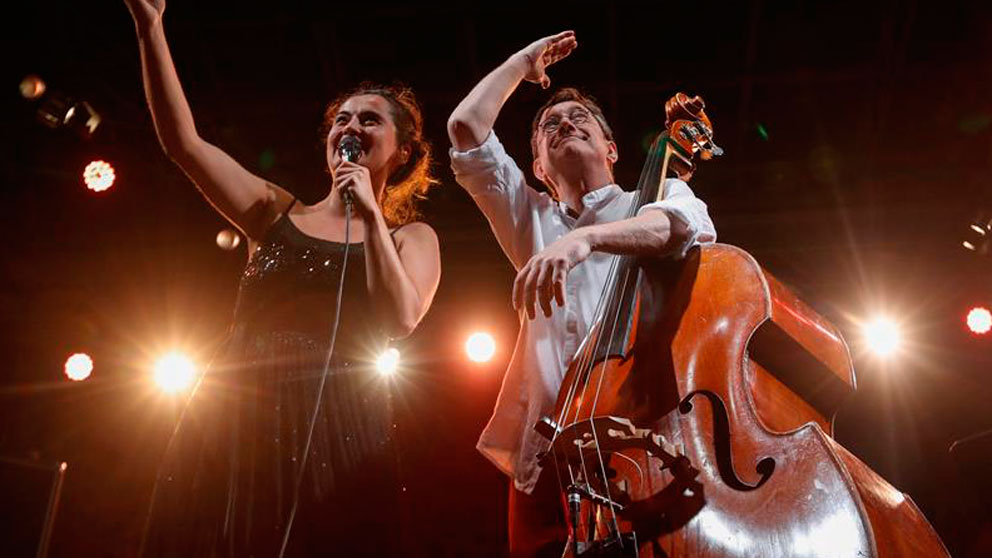 La cantante Silvia Pérez Cruz y el contrabajo Javier Colina, durante su actuación hoy domingo en la quinta y última jornada del 54 Festival de Jazz de San Sebastián «Jazzaldia». Foto: EFE