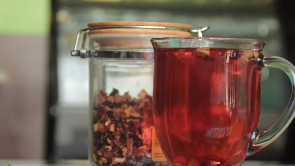 Conoce los beneficios del té rosa mosqueta