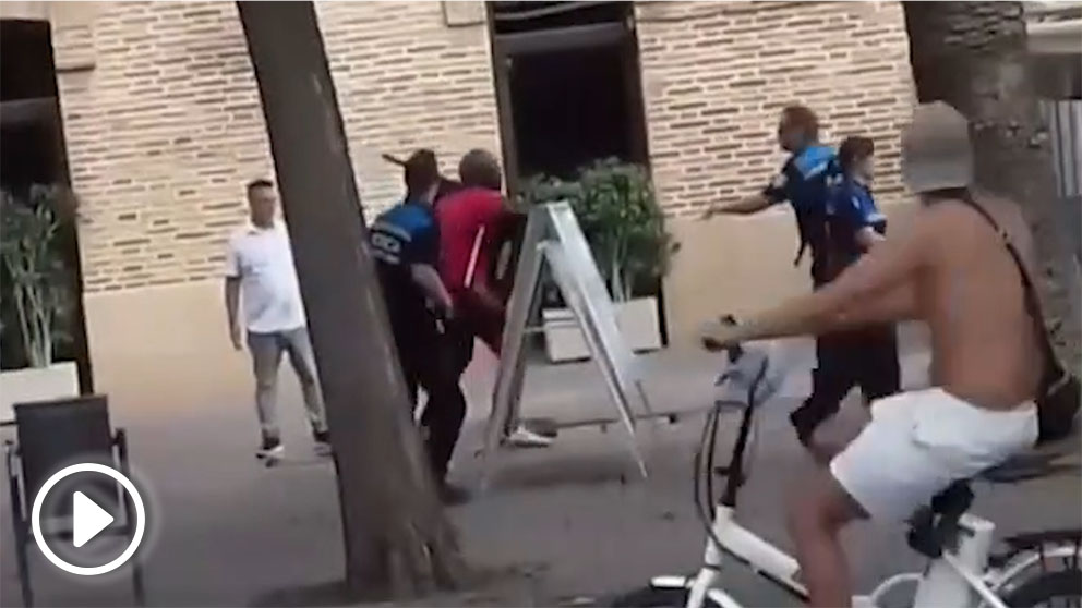 Un hombre a golpes contra policías en Barcelona.