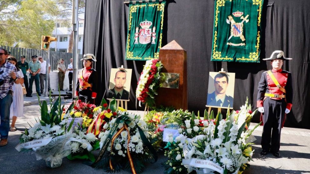 Fotos y coronas florales en memoria de los dos guardias civiles asesinados por ETA en 2009 en un atentado ocurrido en Palmanova. Foto: Twitter