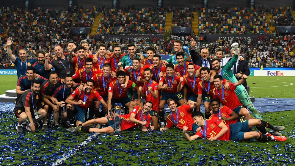 Los jugadores de España, con el título de campeón de Europa. (Getty)