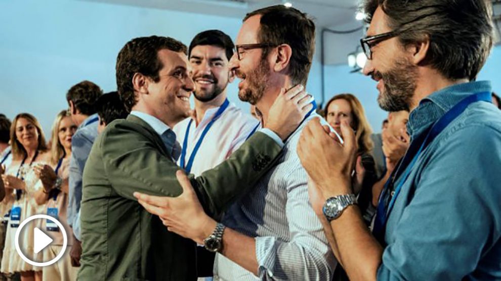Pablo Casado saluda a Javier Maroto durante un acto en Vitoria.