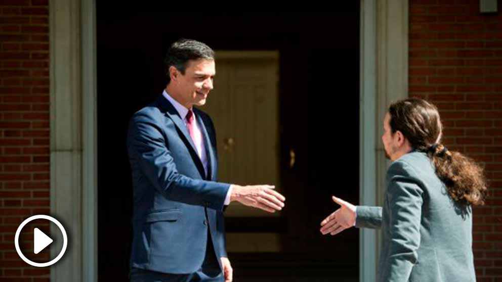 Pedro Sánchez recibe a Pablo Iglesias en La Moncloa.