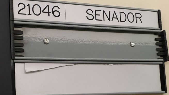 El senador de Vox Alcaraz denuncia que han «arrancado» el letrero de su despacho en la Cámara