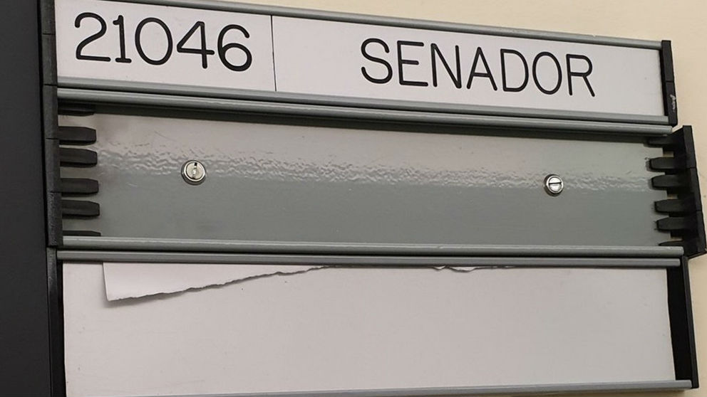Placa del despacho del senador Francisco José Alcaraz, de la que han arrancado su nombre.