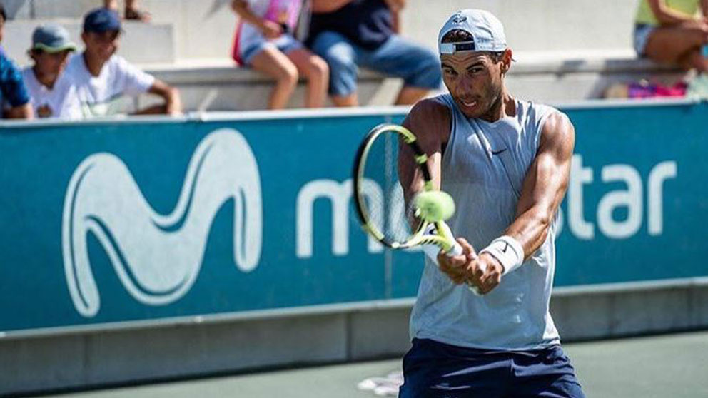 Nadal entrena en el escenario del torneo Challenger que llevará su nombre.