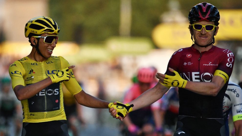 Egan Bernal y Geraint Thomas entran de la mano en París. (AFP)