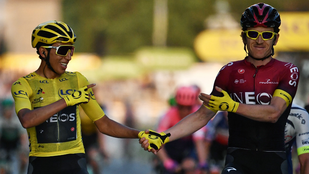 Egan Bernal y Geraint Thomas entran de la mano en París. (AFP)