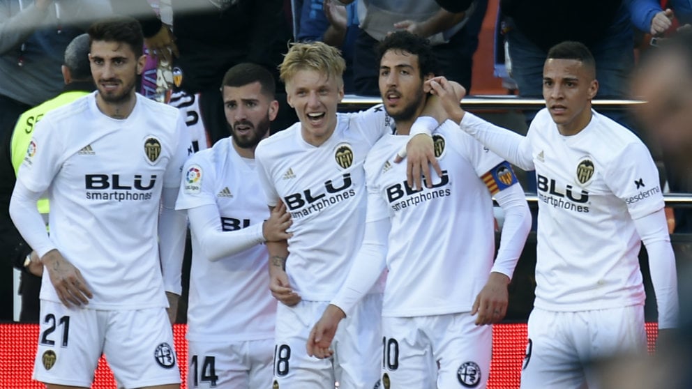 Los jugadores del Valencia celebran un gol anotado frente al Huesca (AFP)