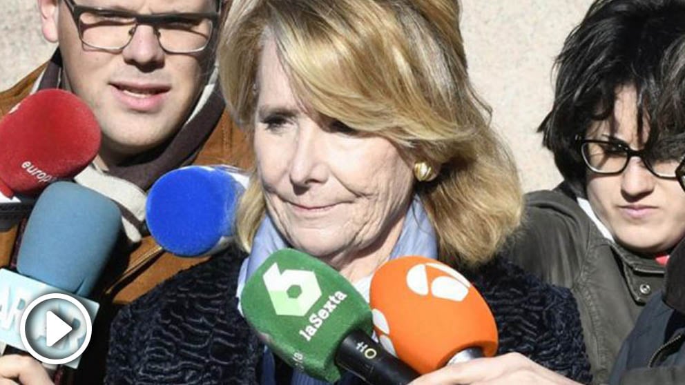 La expresidenta de la Comunidad de Madrid Esperanza Aguirre (c) a su salida de la Audiencia Provincial de Madrid tras declarar como testigo este lunes en el juicio de los seis acusados por el supuesto espionaje cometido en 2008 a cargos políticos del PP. Foto: EFE