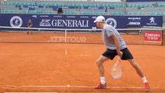 El-saque-de-Benjamin-Simonet-por-debajo-de-las-piernas-que-ha-generado-mucha-polémica-en-la-ATP
