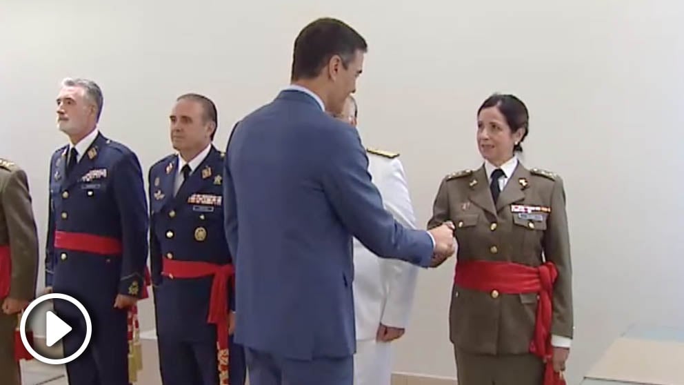 Sánchez saluda a la primera mujer general.