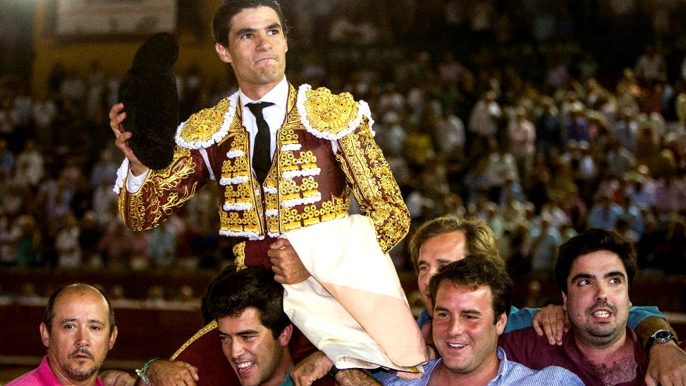 Pablo Aguado sale a hombros este sábado en Huelva (Foto: EFE).