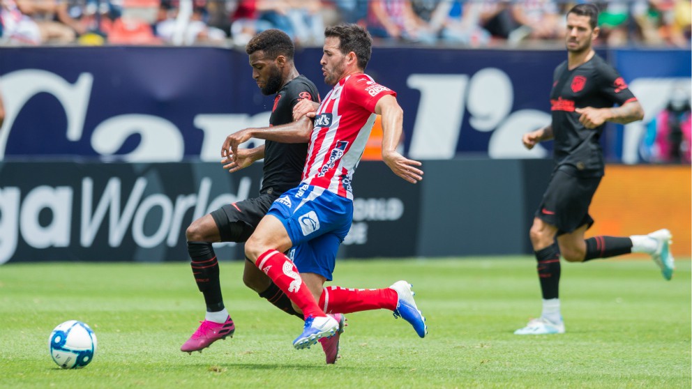 Thomas Lemar pelea un balón en el Atlético San Luis – Atlético de Madrid. (@AtletideSanLuis)
