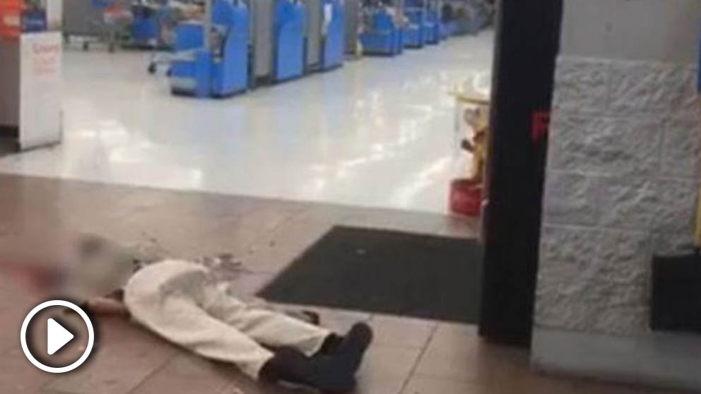 Un hombre yace en el Walmart de El Paso donde se ha producido el tiroteo. Foto: Twitter
