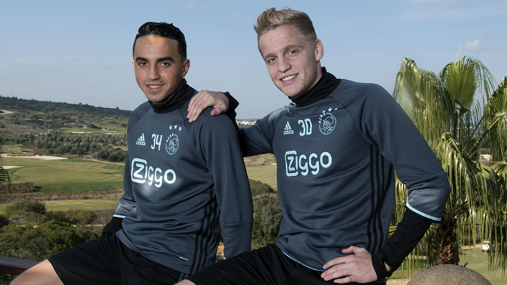 Van de Beek y Nouri posan en su etapa de canteranos del Ajax.