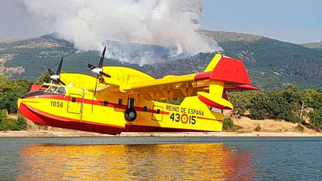 Un hidroavión recoge agua en el embalse de 