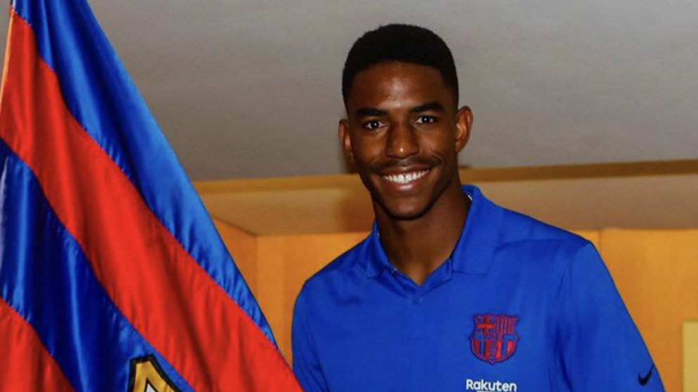 Junior Firpo posa con la bandera del Barcelona (@JuniorFirpo03)