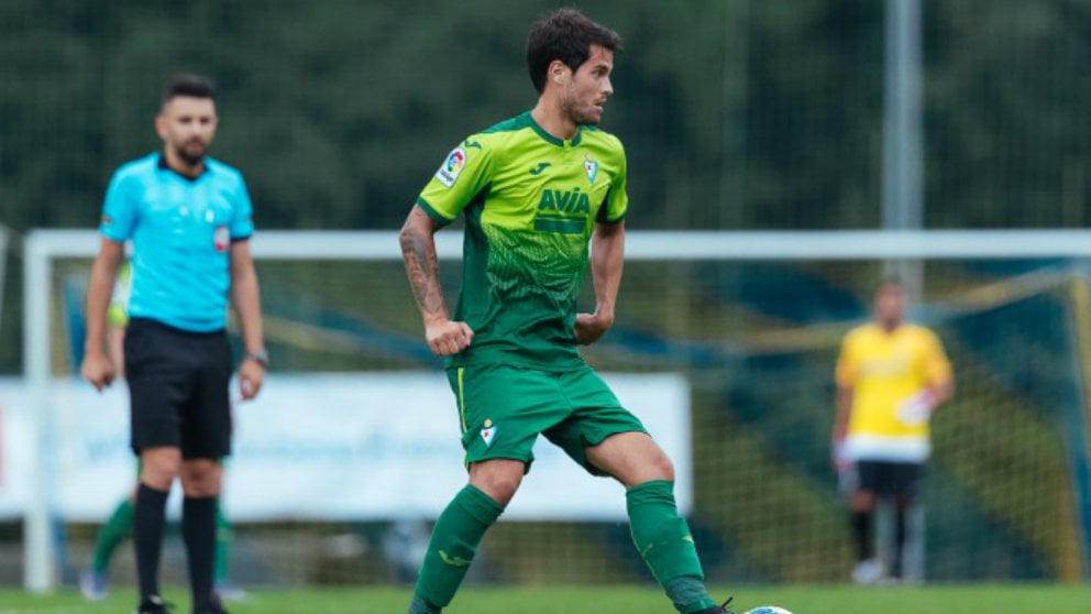 Roberto Olabe en un amistoso con el Eibar (Sociedad Deportiva Eibar)