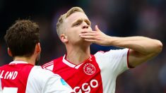 Van de Beek celebra un gol