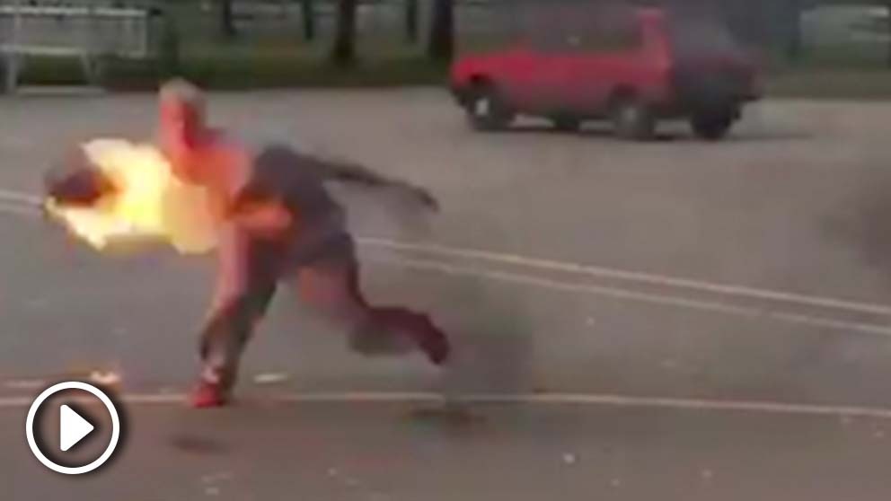 Tricky destrozó internet manejando un balón de baloncesto en llamas.