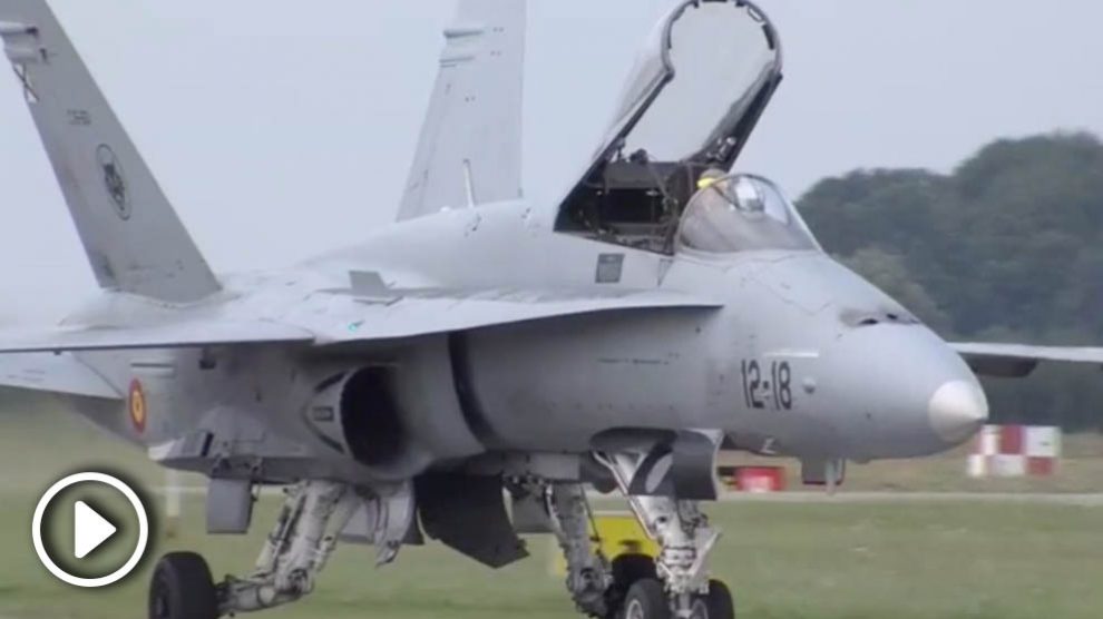 El caza F-18 español tras su aterrizaje en la pista lituana.